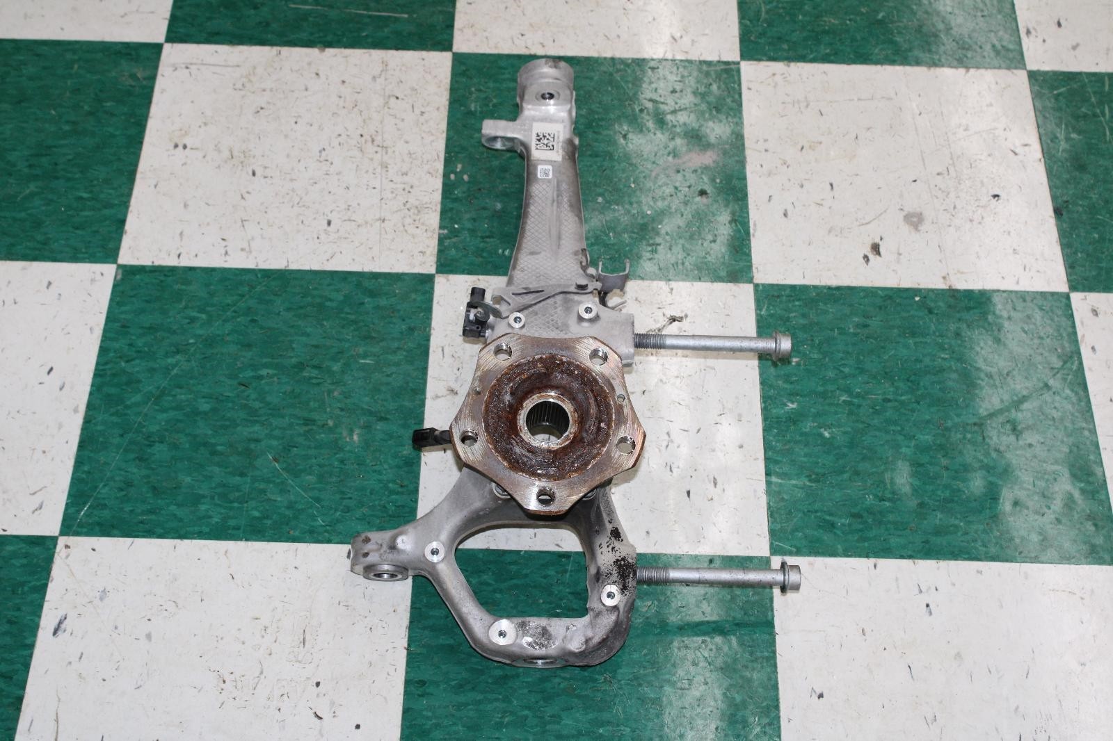 20-23 Continental Convertible Front Passenger Right RF Spindle Knuckle Hub OEM