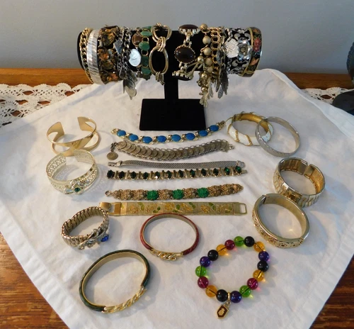VINTAGE BRACELETS BIG LOT of 32 Monet Napier Trifari Goldette Lisner Mannelli