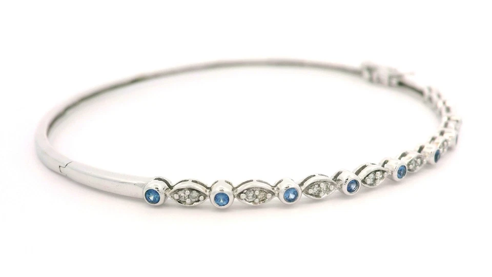 Brazalete brazalete con bisagras de oro blanco de 14 k de 0,30 quilates con zafiros y diamantes delicados Foto 2 de 4