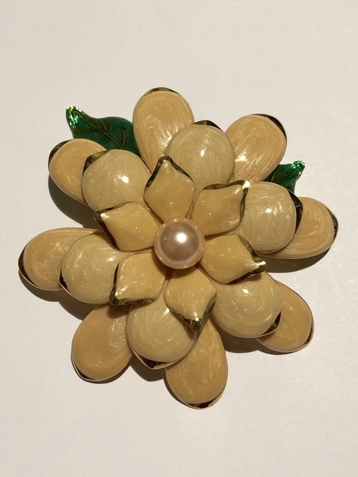 JOAN RIVERS BROCHE GRANDE TONO DORADO MELOCOTÓN Y VERDE ESMALTADO ROSA IMITACIÓN PERLA FLOR