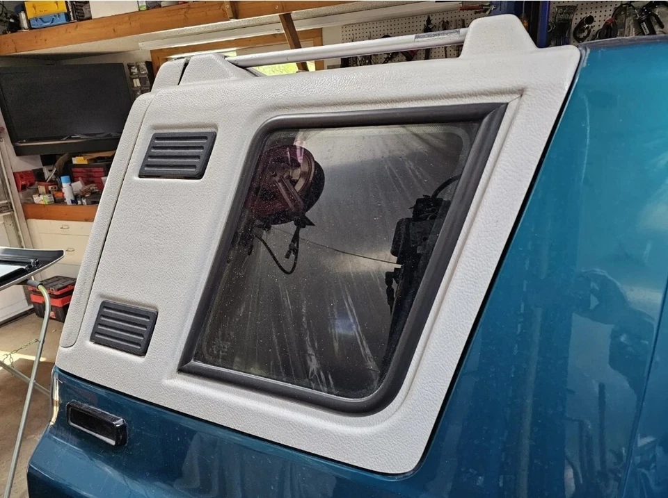 89-98 Geo Tracker Suzuki Sidekick Original Sujeción Trasera Tapa Dura Montaje Derecho Foto 3 de 3