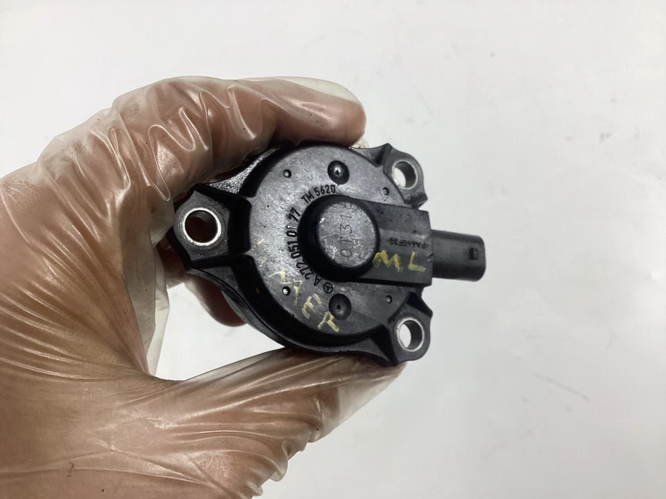Imán ajustador del árbol de levas del motor Mercedes-Benz ML350 2006-2011 A2720510177 OEM. Foto 2 de 4