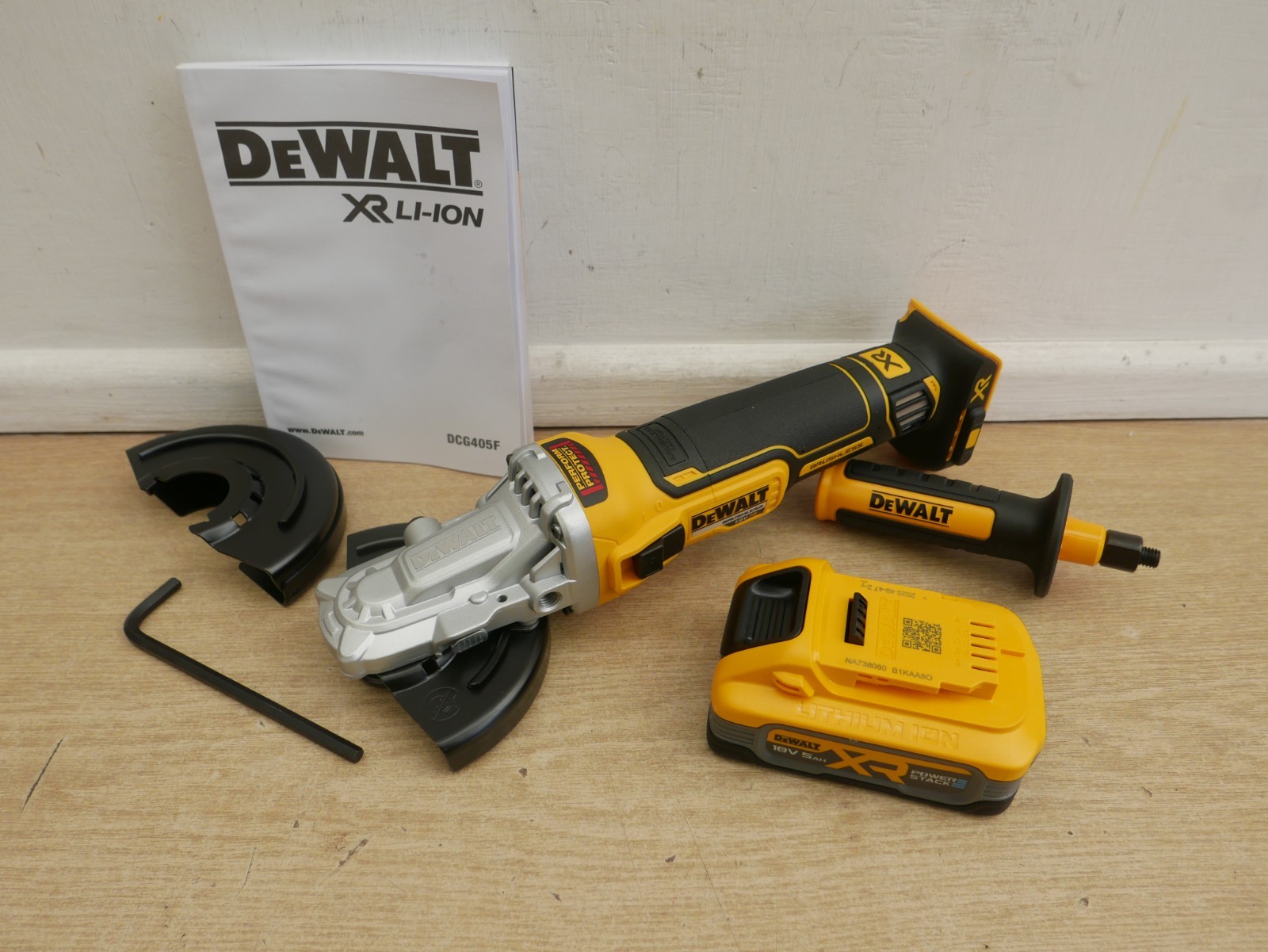 DeWALT DCG405FN 18v 125MM 5"" flat head angle grinder bare + 5 AH POWERSTACK