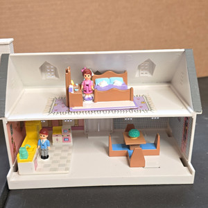 Fisher-Price Loving Family G4100 1994 Cottage Dollhouse w/ Furniture & Dolls