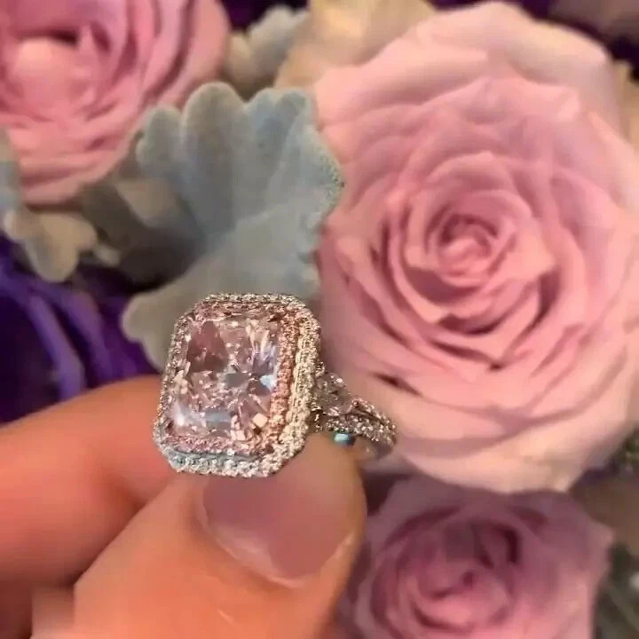 Anillo de compromiso con halo de esmeralda de 4 quilates de zafiro rosa creado en laboratorio enchapado en oro blanco de 14 quilates Foto 3 de 4