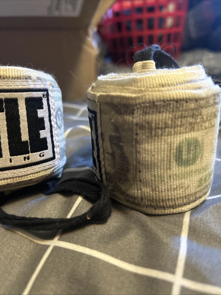 Envolturas de mano para billetes de cien dólares de boxeo de título Foto 2 de 4