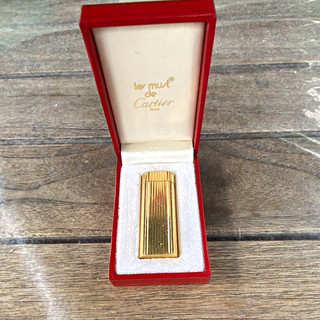 Cartier Feuerzeug plus Box .Nicht getestet als Defekt . Ab 1 € Auktion .