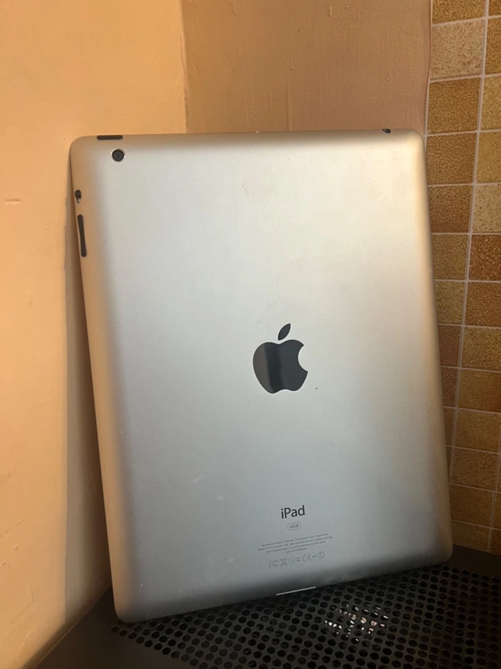 Apple ipad 3 Wi-Fi 32gb bianco display crepato cover magnetica e cavo usb - Immagine 3 di 4