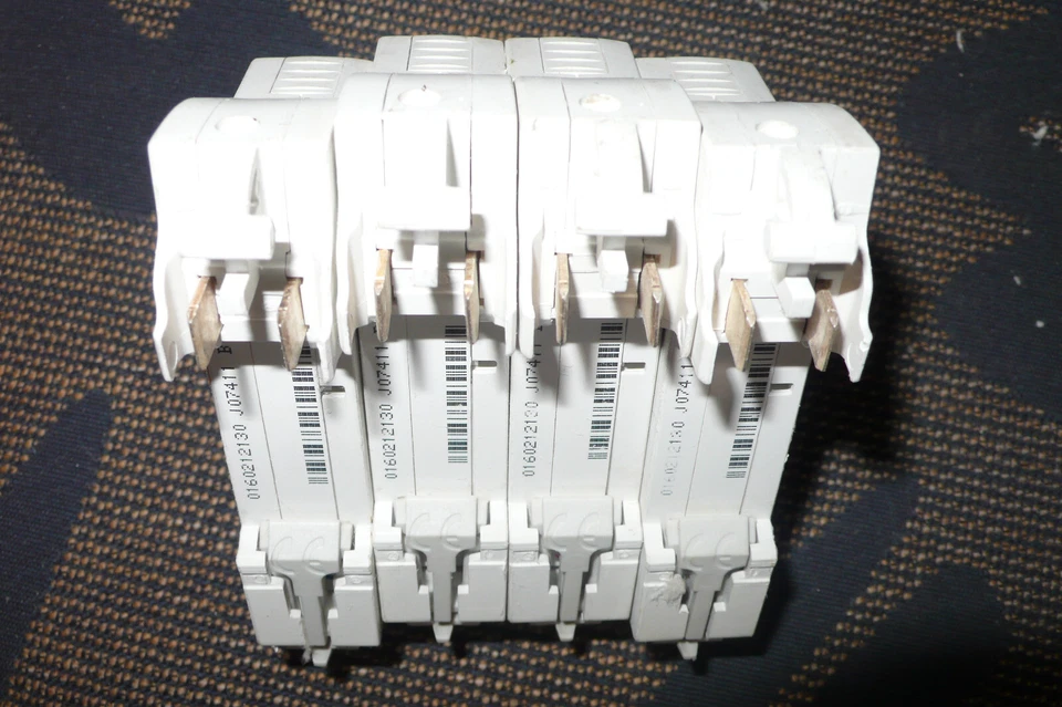 DISJONCTEUR MODULAIRE EMBROCHABLE 16AMPERES 2POLES D'clicXE 16726 MERLIN GERIN - Photo 4/4