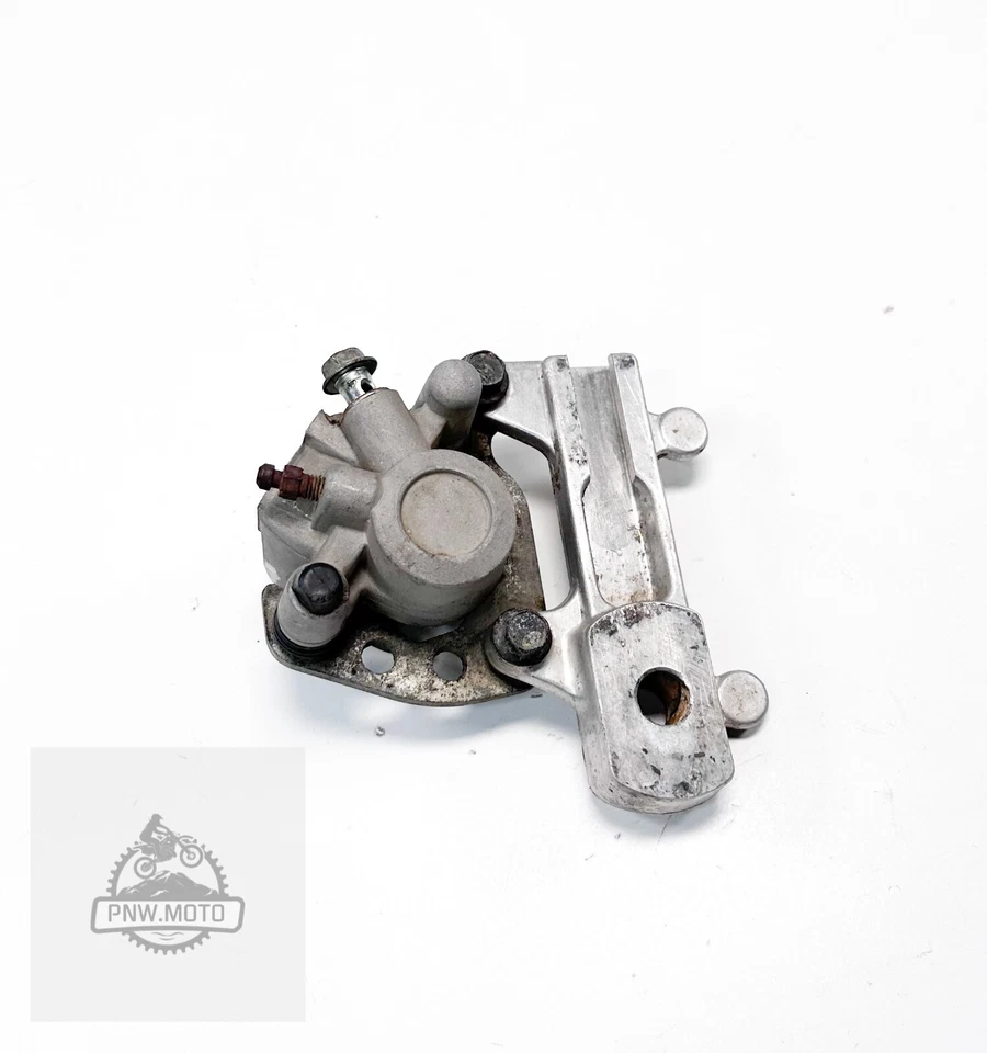 1999 Suzuki RM80 RM 80 OEM SUPORTE DE PINÇA DE FREIO TRASEIRO - Imagem 2 de 4