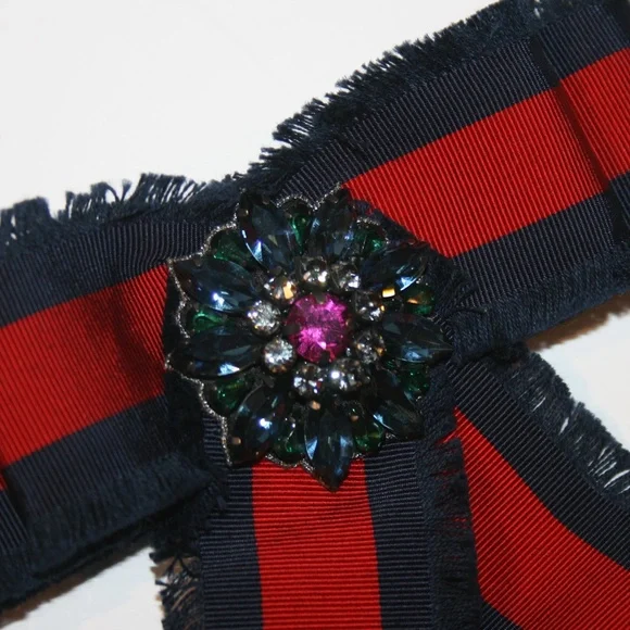 Gucci グッチ　ブローチ Double G crystal flower brooch in antique gold-toned metal