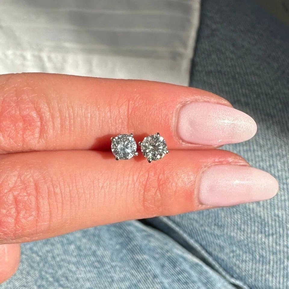 Aretes para mujer solitario de diamantes cultivados en laboratorio de corte redondo de 1 quilate de oro blanco de 14 k Foto 3 de 4