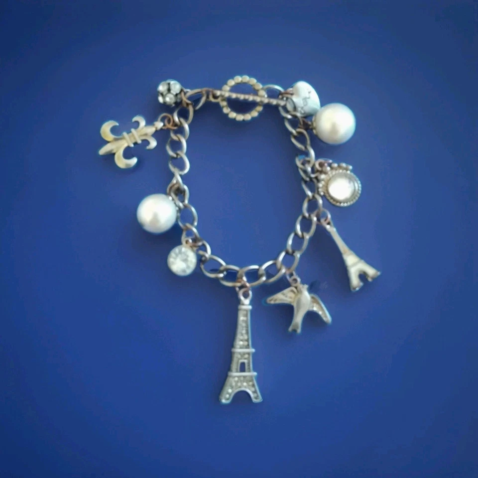 Bracelet argenté à breloques - Photo 1/3