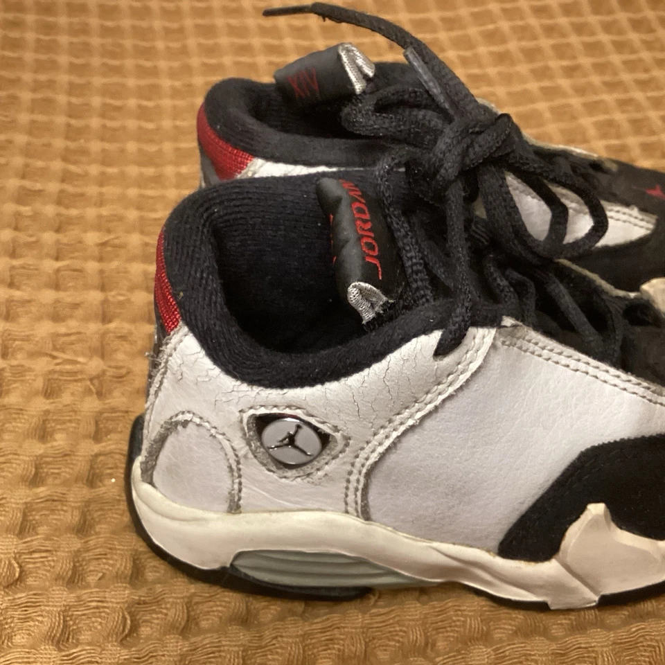 Zapatilla deportiva Jordan 14 OG 1998 de colección puntera negra blanca 132549-101 para niños pequeños talla 8C Foto 4 de 4