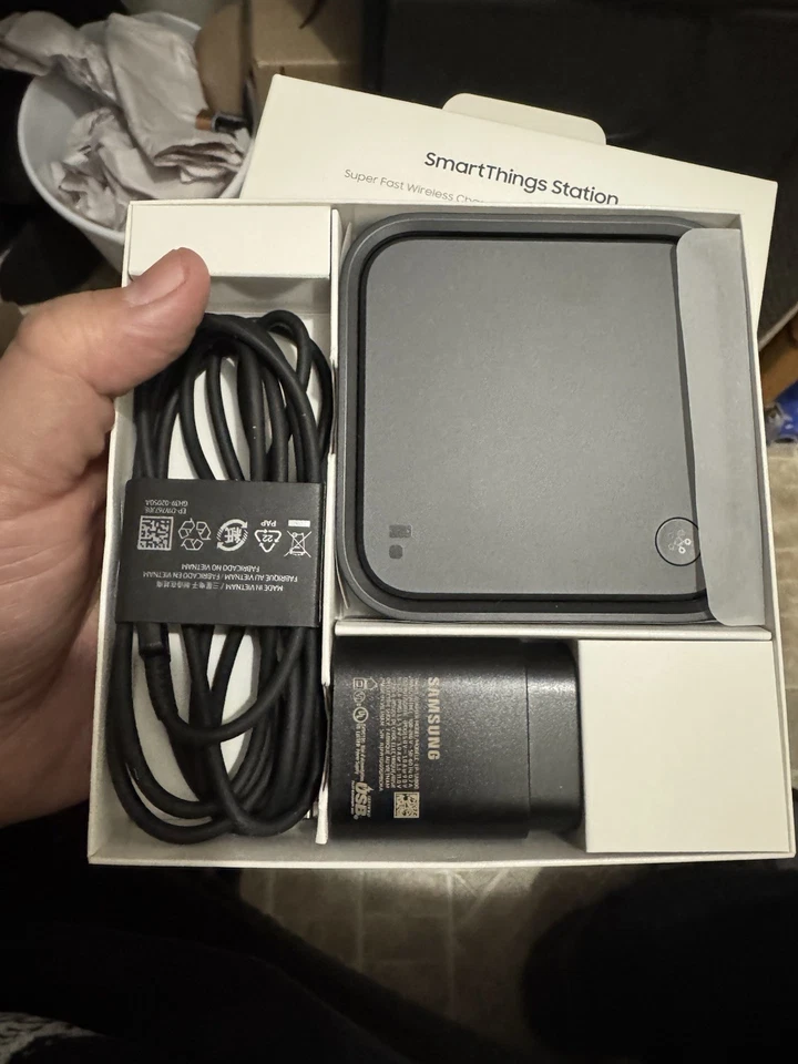 Samsung SmartThings Station 15W Wireless Charging Hub EP-P9500 - Black OPEN BOX - Image 3 of 3
