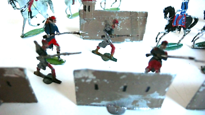 Lot de 14 petits soldats plats d'étain TRES BON ETAT