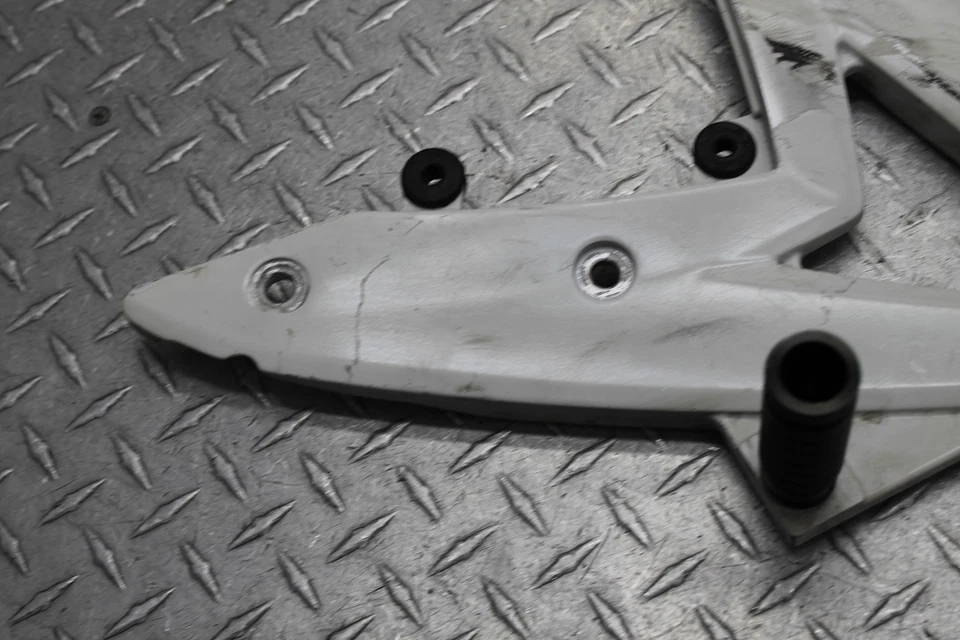 Kawasaki Ninja 650R Ex650A 2006 reposapiés delantero izquierdo clavija paso Foto 2 de 4