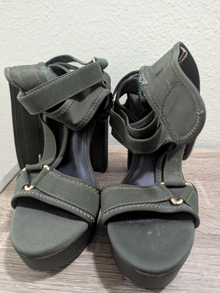 Zapatos de salón Liliana verde oscuro con correa al tobillo talla 9 Foto 2 de 4