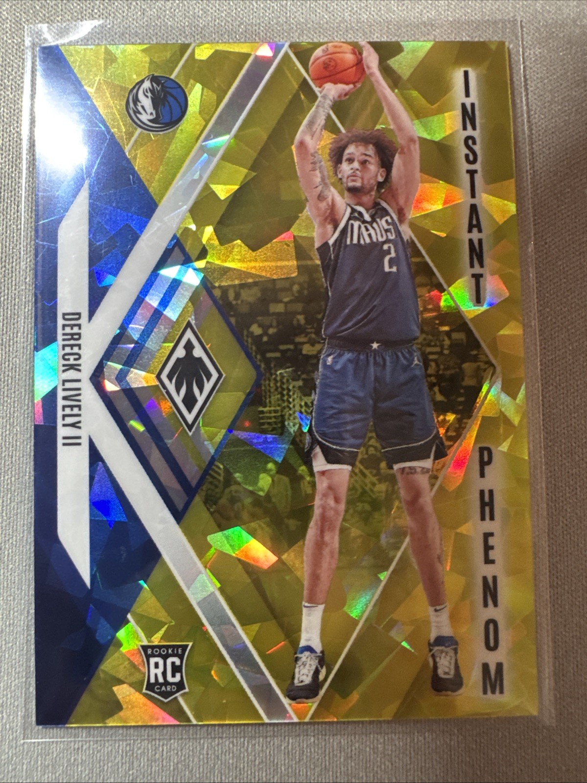 2023-24 Panini Phoenix - Instant Phenom Dereck Lively II #19 Yellow Ice /175 RC