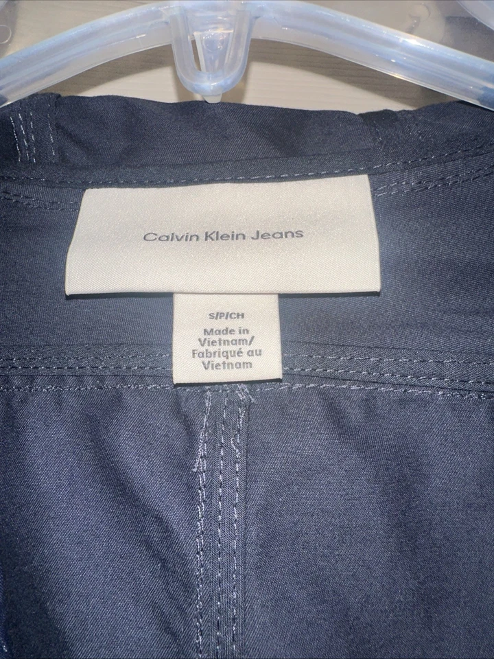 Chaqueta para hombre Calvin Klein pequeña resistente a la intemperie Tech Pocket azul marino Foto 3 de 4