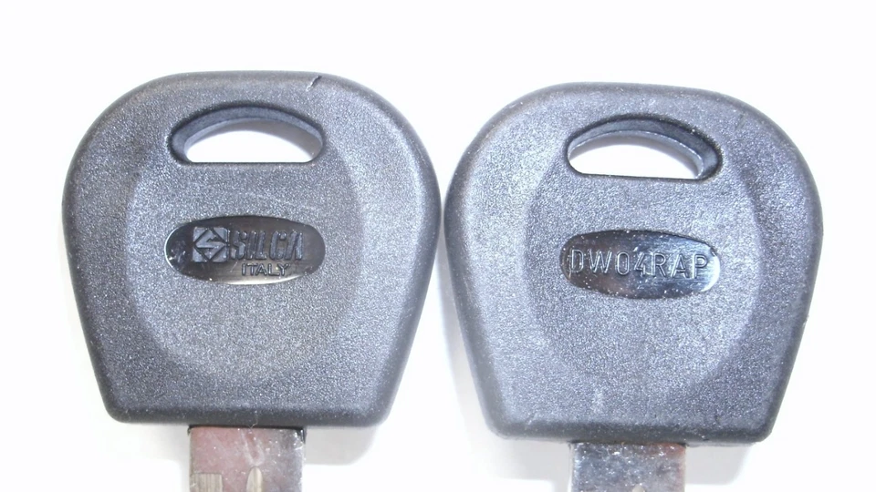 Lote de 2 llaves en blanco Ilco / Silca DWO4RAP - para varios vehículos - 1997-2010 - ¡Nuevo! Foto 2 de 2