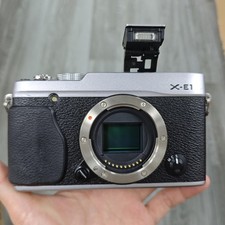 Fujifilm X-E1 16.3MP Mirrorless Digital Camera Silver Body only W/Accessories