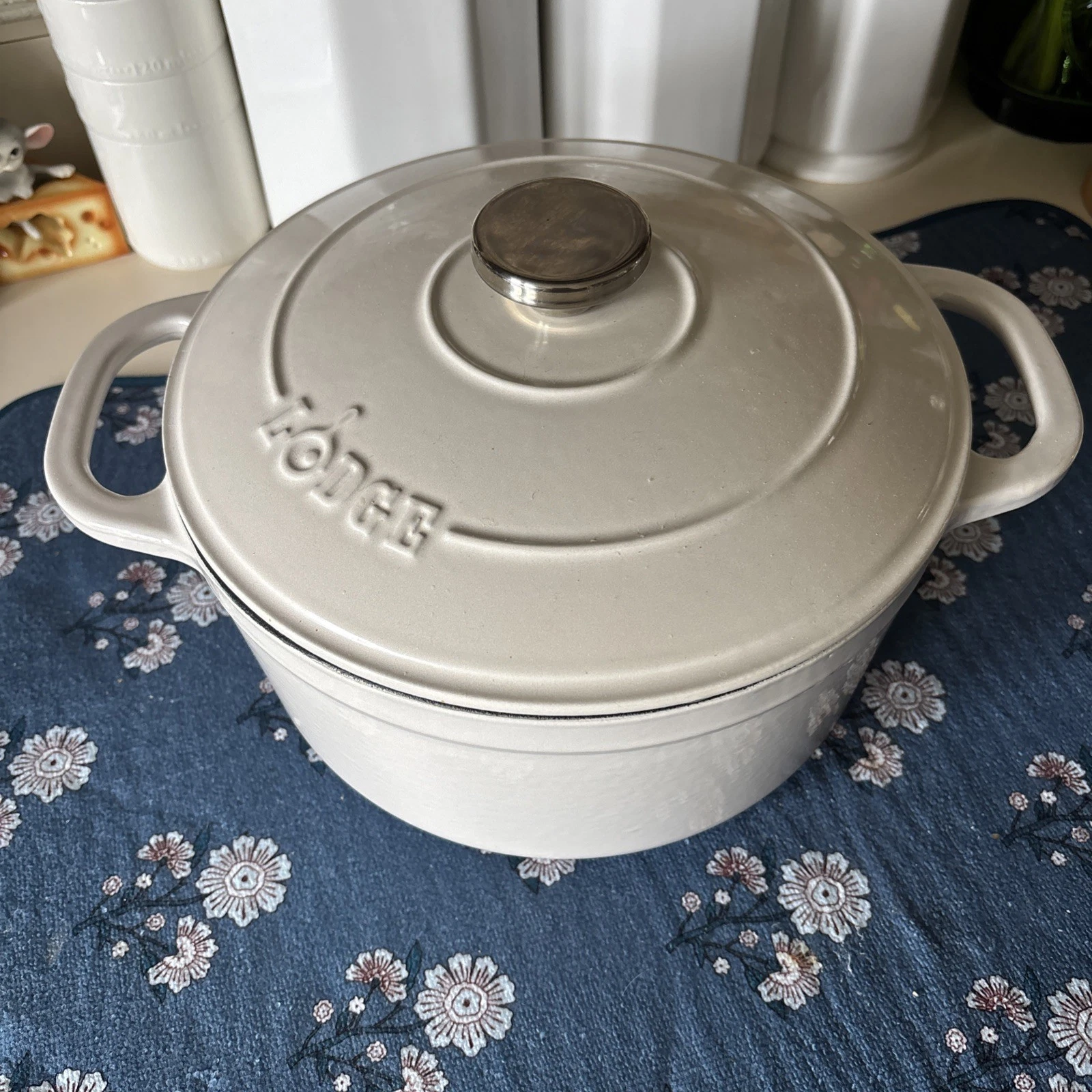 Lodge 5.5 Qt Enameled Cast Iron Dutch Oven Oyster White - Lidded EUC
Opens in a new window or tab