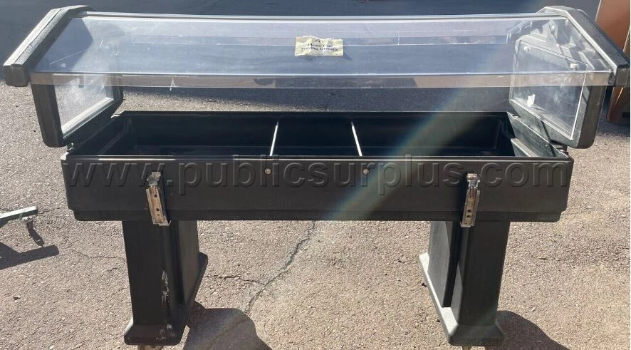 Barra de ensaladas/buffet de comida fría tamaño completo Cambro 6FBR con protector de drenaje y estornudos Foto 2 de 4