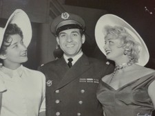 VINTAGE GERMAINE ROGER PHOTO PHOTO CHEVALIER DU CIEL LUIS MARIANO 1955 LIPNITZKI BACKGROUND