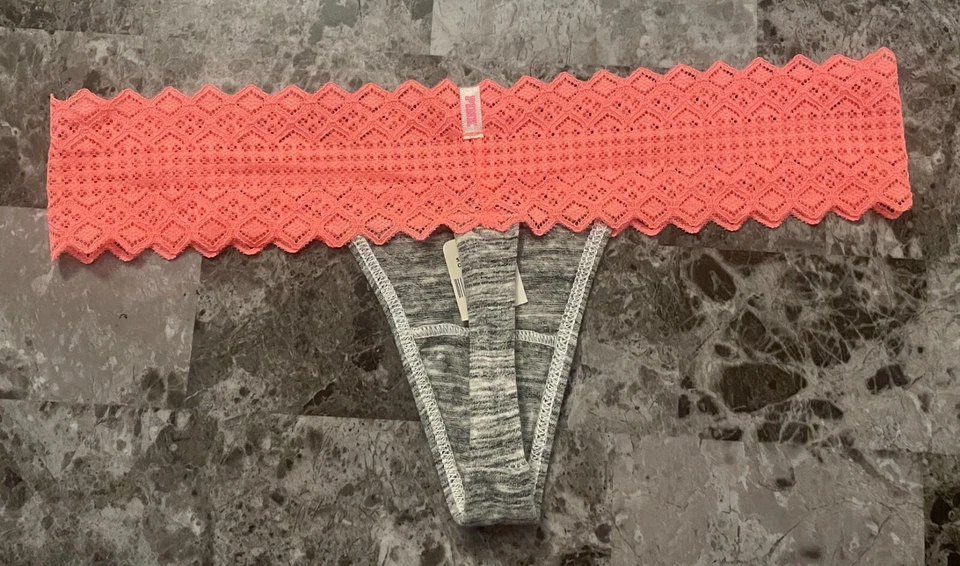 CALCINHA TANGA RARA RENDA LOGOTIPO GLITTER GEOMÉTRICO CINZA ROSA S VICTORIA'S SECRET NOVA COM ETIQUETAS - Imagem 4 de 4