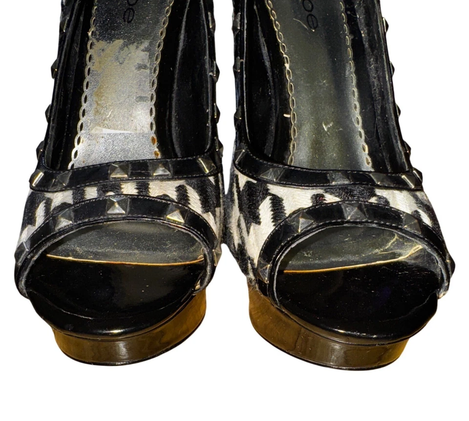 BEBE Negro Blanco Pata de Gallo Plataforma Peep Toe Bomba Tachonada Talla 9 Tacones Y2K Lo último Foto 3 de 4