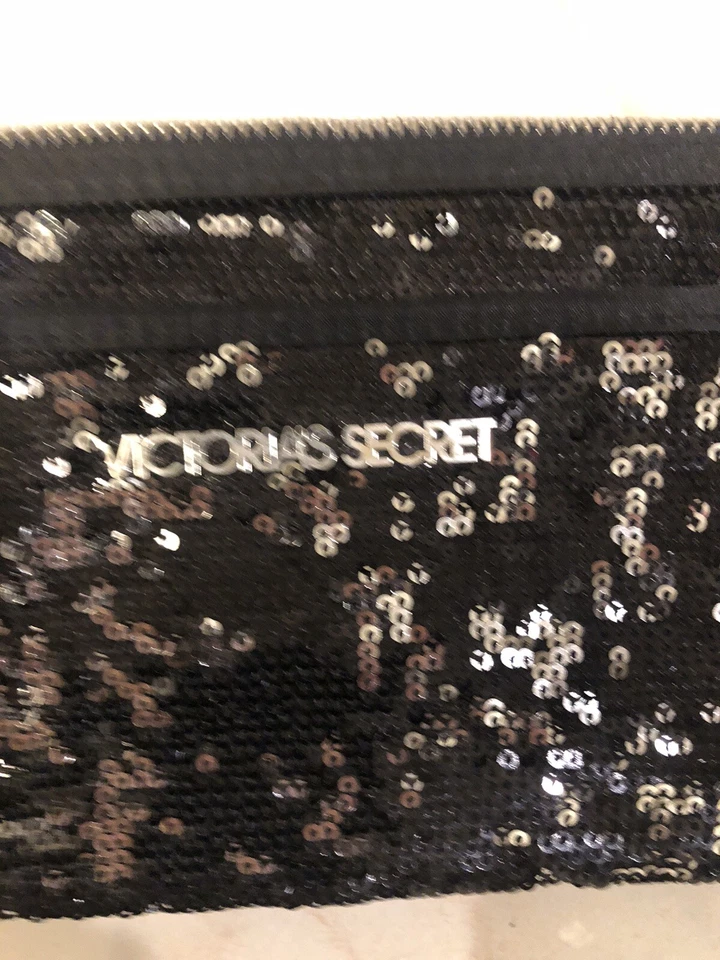 Bolsa de Maquillaje Victoria's Secret Brillante Negra y Plateada, 2 Bolsillos Foto 3 de 4