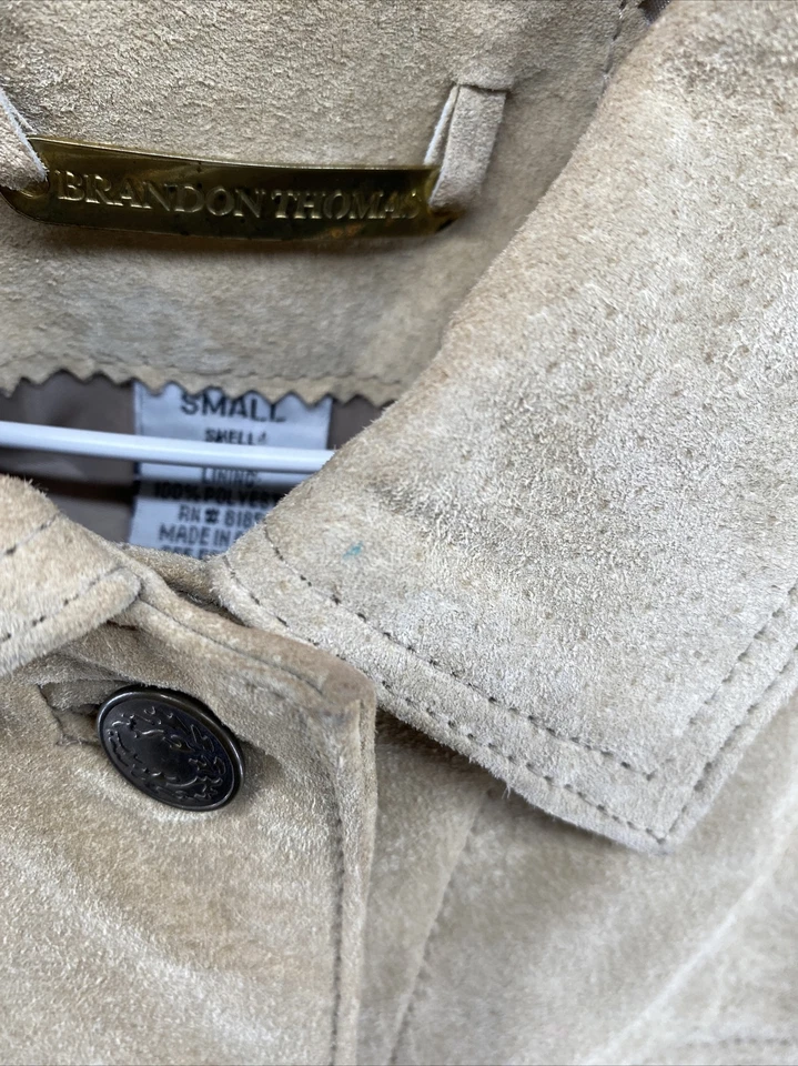 Chaqueta floral rosa bordada con botones de gamuza Brandon Thomas para mujer talla pequeña Foto 4 de 4