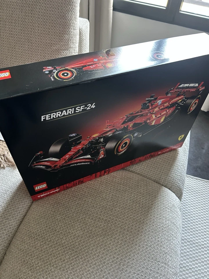 LEGO Technic 42207 Ferrari SF-24 F1 Car, photo 4 sur 4