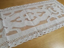 TOVAGLIA - CENTROTAVOLA - In LINO con Ricami ad Uncinetto -  Dim. 77x36 cm.