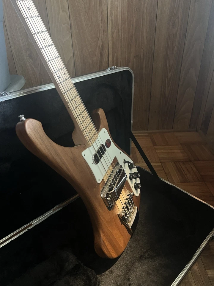 Bajo Walnut Rickenbacker Modelo 4003 con Estuche Hecho en EE. UU. Foto 2 de 4