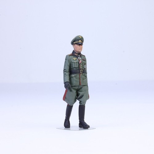PreSale German Commander Officer WW2 1:35 Pro Built Model - Picture 9 of 9