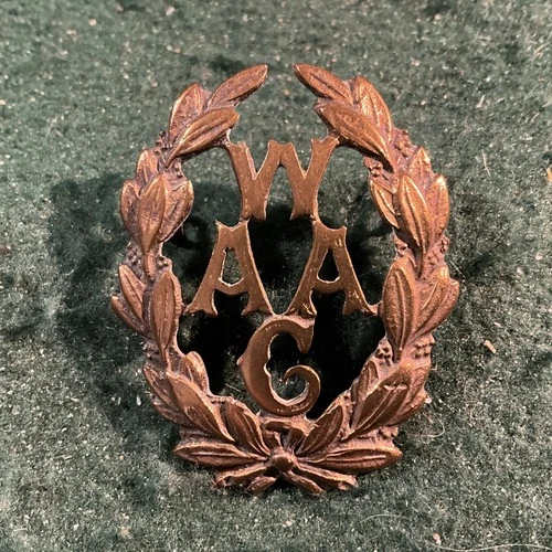 WW1 WOMENS ARMY AUXILIARY CORPS W.A.A.C. CAP BADGE – heavy brass. Ef33