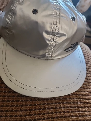 Chapeau Supreme x The North face 6 panneaux ARGENT MÉTALLISÉ