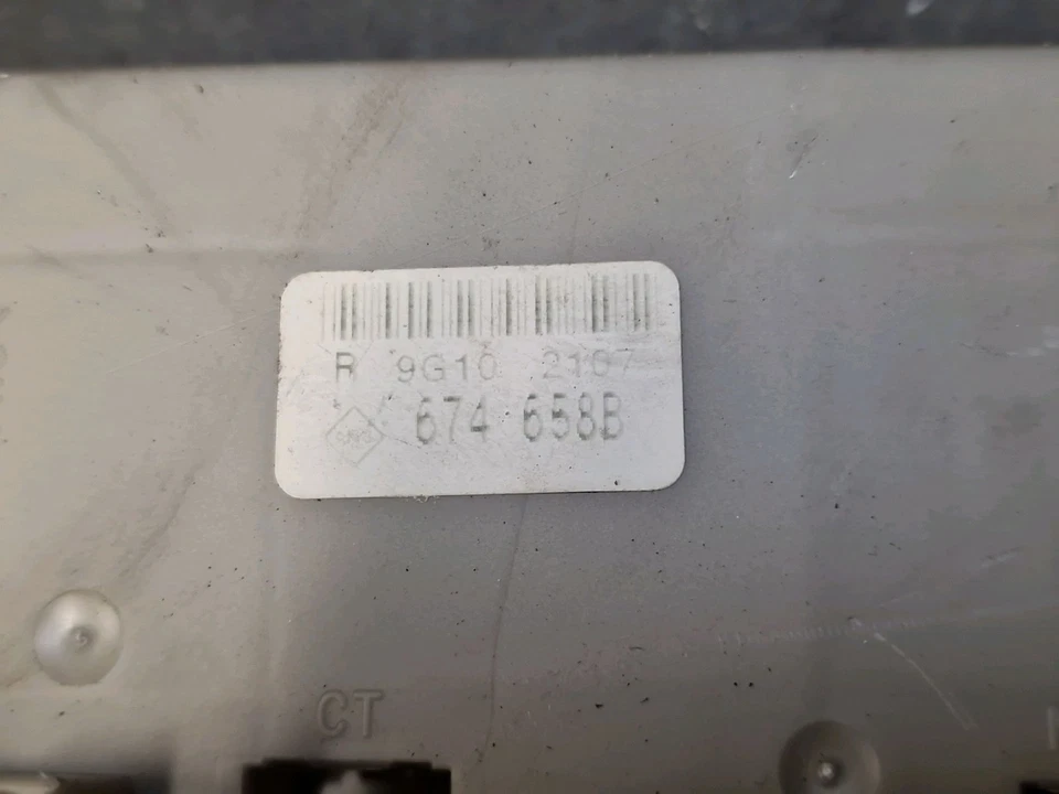 Boitier fusible USM - Renault Clio III / Modus - 674658A - Immagine 2 di 3