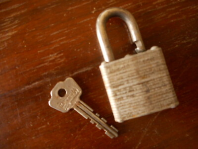 Master Lock 086 Padlock w Key Vintage Rusty Works