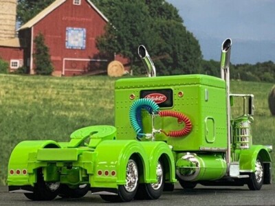 1/64 DCP LIME GREEN PETERBILT 389 W/ 63