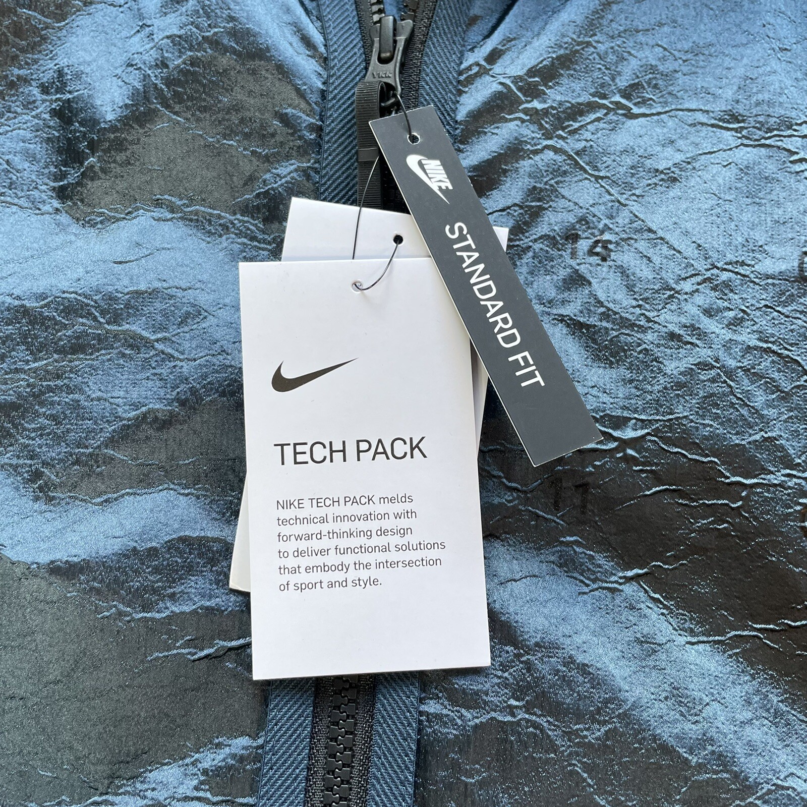 SACAI X NIKE [M] NIKE SPORTSWEAR NSW Tech Pack Giacca con cappuccio tessuto Tyvek Nylon Prezzo al pubblico consigliato $250