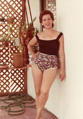 20th CENTURY WOMAN Color FOUND PHOTO Snapshot PRETTY LADY  56 LA 86 AA