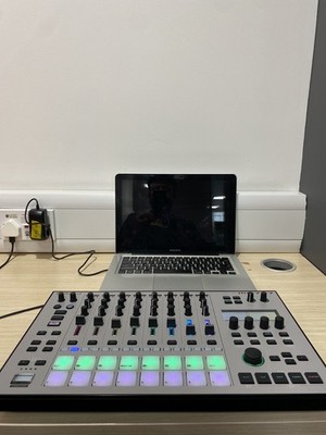 Roland MC-707 Groovebox + Decksaver + Custom Skin + 32GB SD-Karte = fast neuwertig!!!
