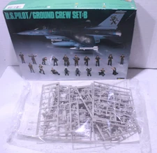 Hasegawa 36005 US Pilot & Ground Crew Set 1/48 Scale Model Kit
