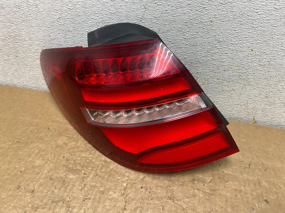 Luz trasera izquierda conductor Mercedes-Benz W246 Clase B 2012-2015 OEM O5893 DG Foto 2 de 4