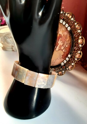 Flexarmband aus Fossile Koralle°.