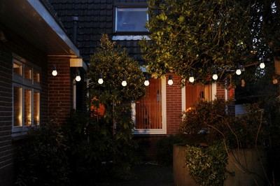 F-H-S Lichterkette 20 LED und weiße Kugeln