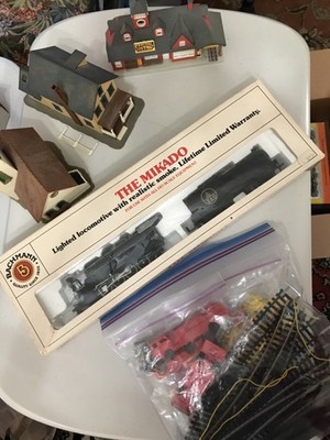 BACHMANN HO MIKADO 2-8-2 & VANDERBILT TENDER W/LOT 3 /TRACKS/FIRE ENGINE/FIREMEN